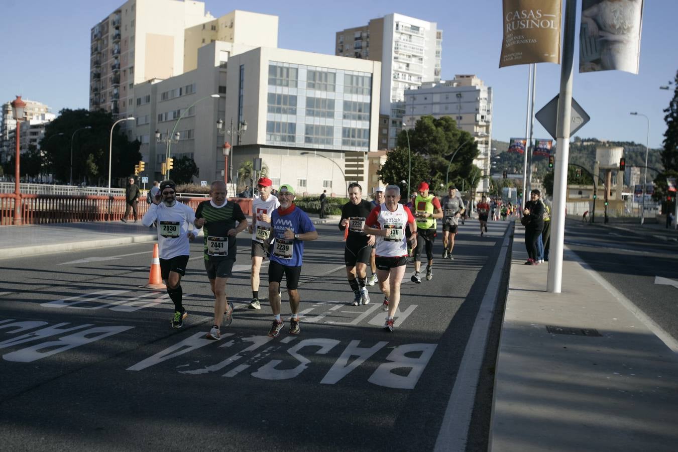 El V Maratón de Málaga a su paso por la calle Pacífico (IV)