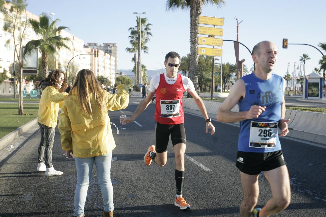 El V Maratón de Málaga a su paso por la calle Pacífico (II)
