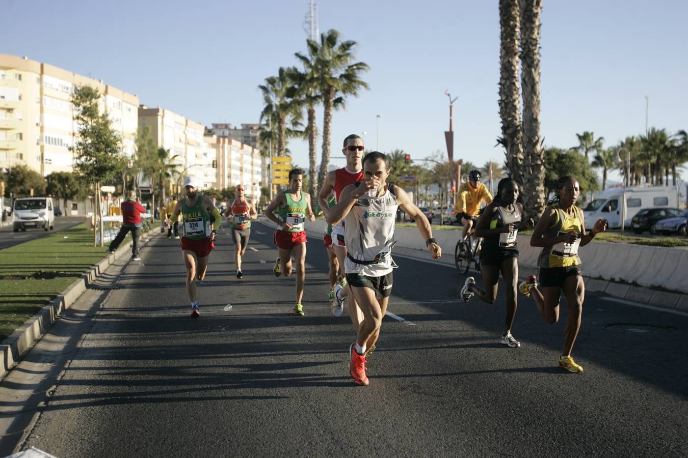 El V Maratón de Málaga a su paso por la calle Pacífico (II)