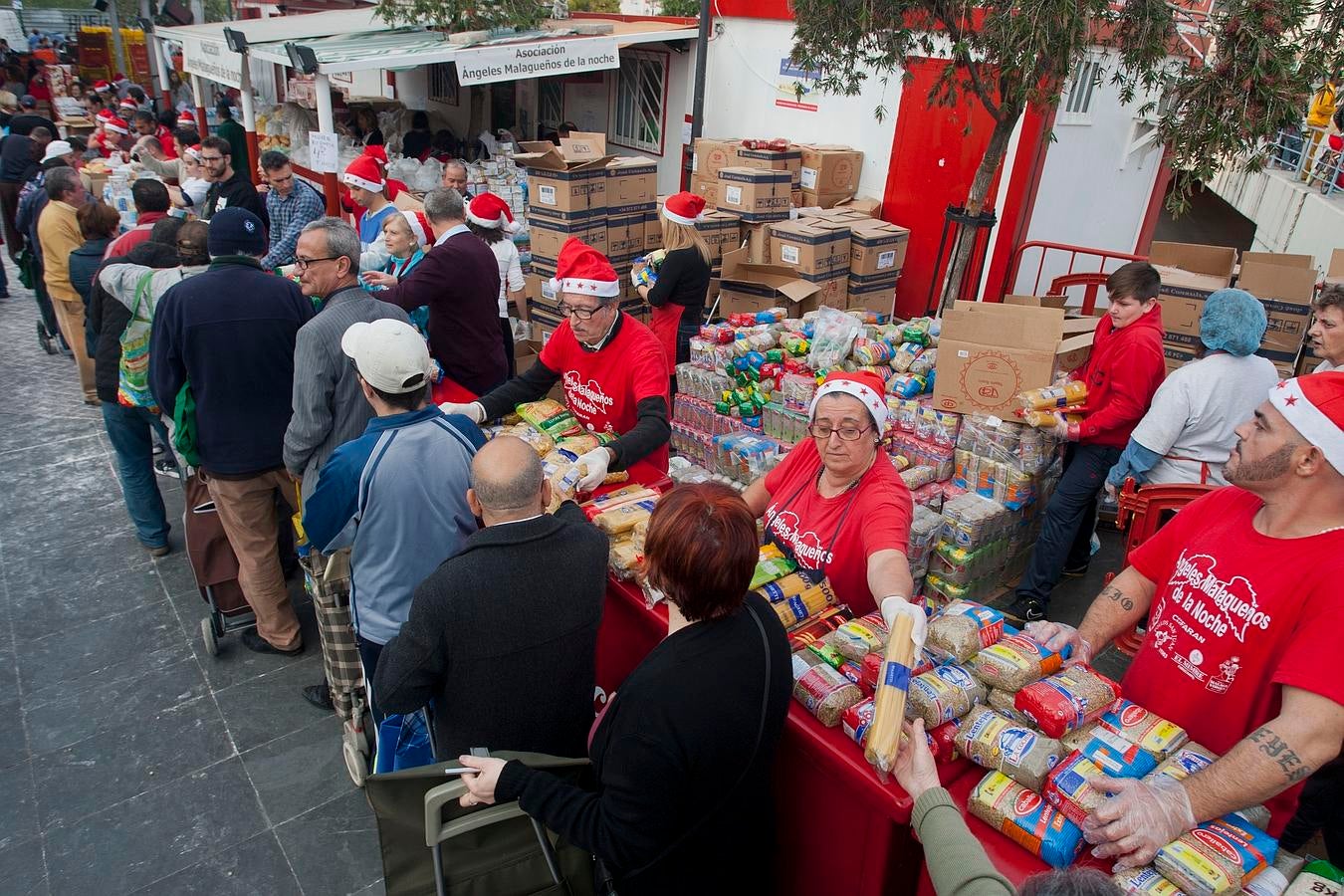 Los Ángeles de la Noche reparten 3.000 menús por Navidad