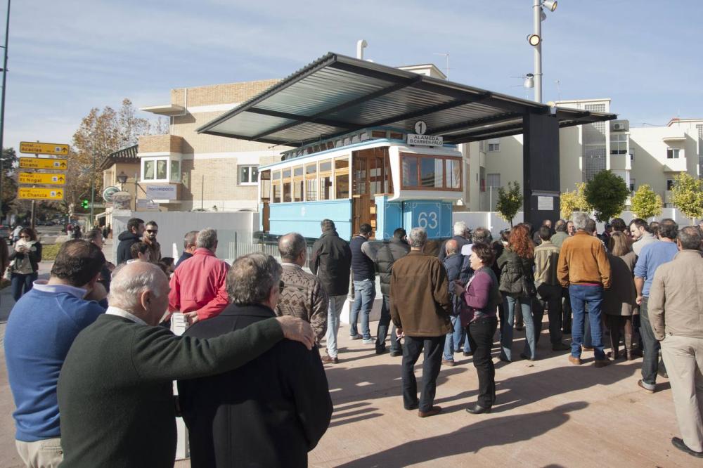 El tranvía llega a Pedregalejo. El vagón 63 ocupa un lugar destacado en la plaza del barrio malagueño, junto al centro deportivo...