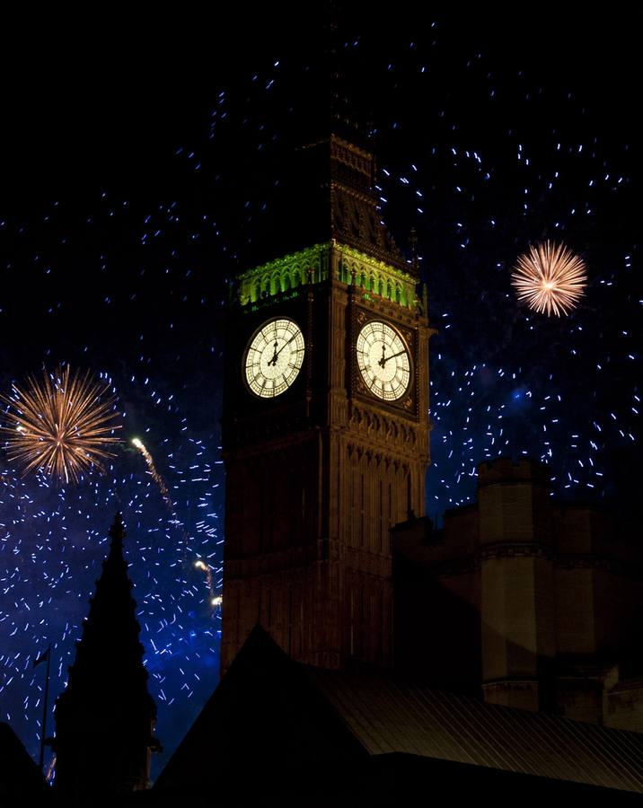 El Big Ben saluda al 2015. LONDRES (R.UNIDO). Fuegos artificiales iluminan sobre el Big Ben y la Casa del Parlamento, durante la celebración de Año Nuevo en Londres. Unas cien mil personas se reunieron para las celebraciones en la rivera del río Támesis.