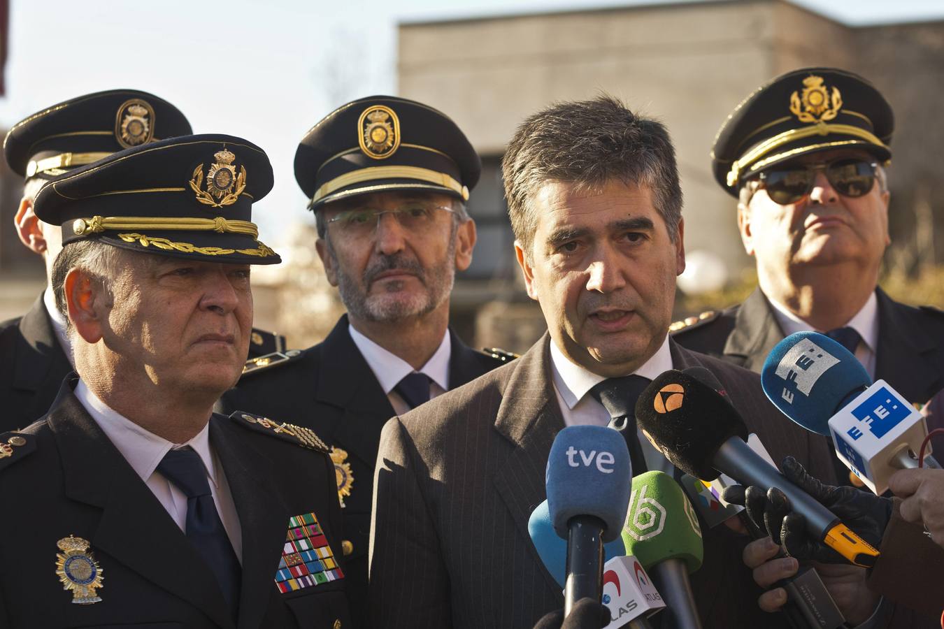 Ignacio Cosidó atiende a los medios de comunicación tras el funeral por el agente.