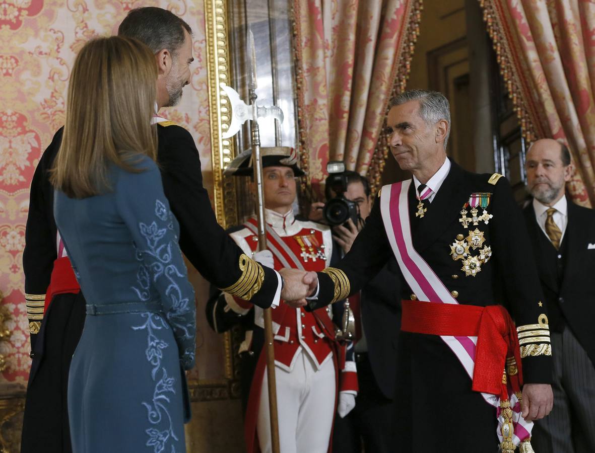 Felipe VI y doña Letizia saludan al jefe de Estado Mayor de la Defensa (JEMAD), almirante general Fernando García-Sánchez.