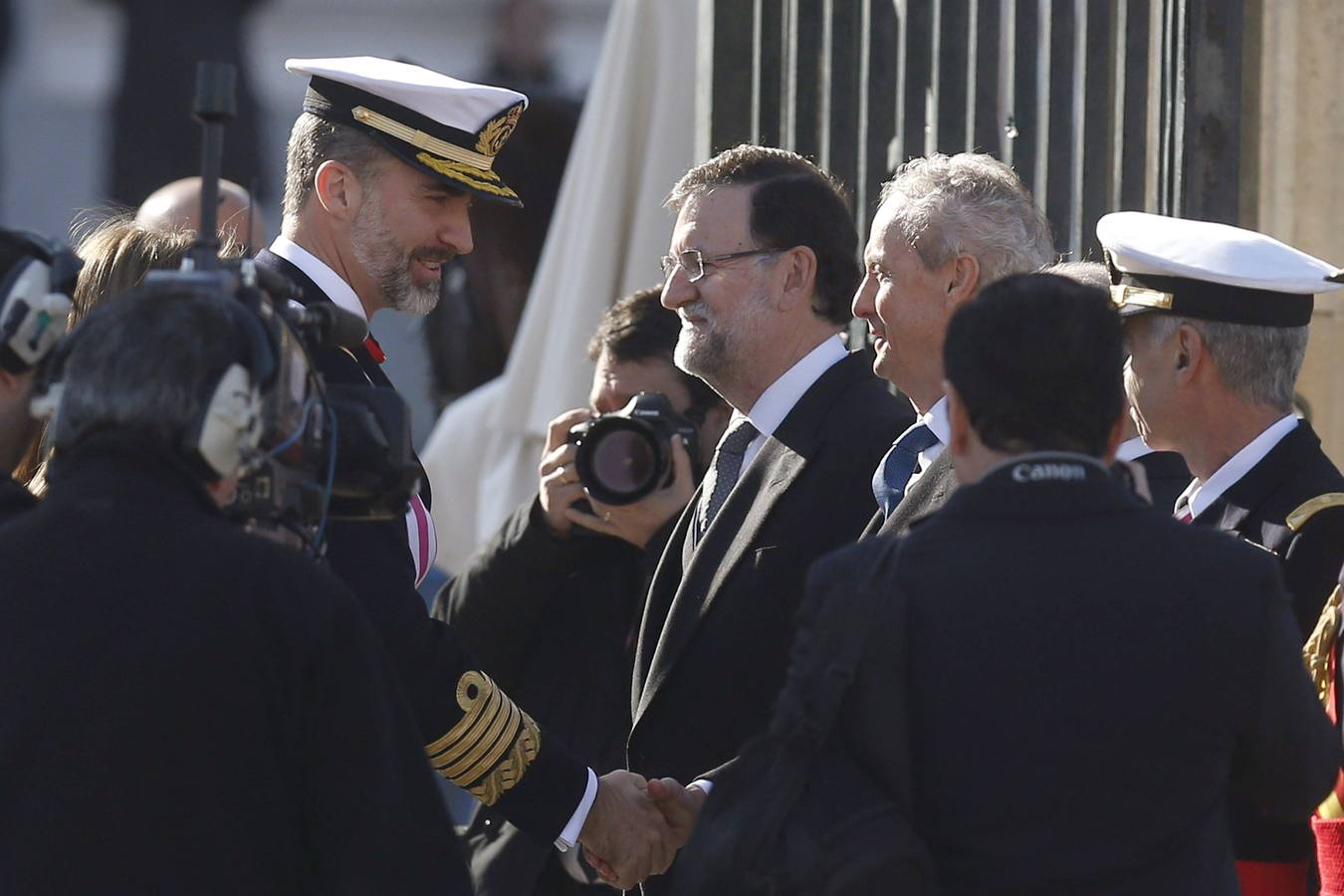 Felipe VI, que preside por vez primera, acompañado de doña Letizia, la celebración de la Pascua Militar, saluda al presidente del Gobierno, Mariano Rajoy y el ministro de Defensa, Pedro Morenés.