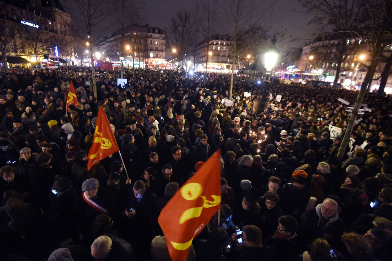 Una multitud silenciosa se manifiesta en París contra el atentado