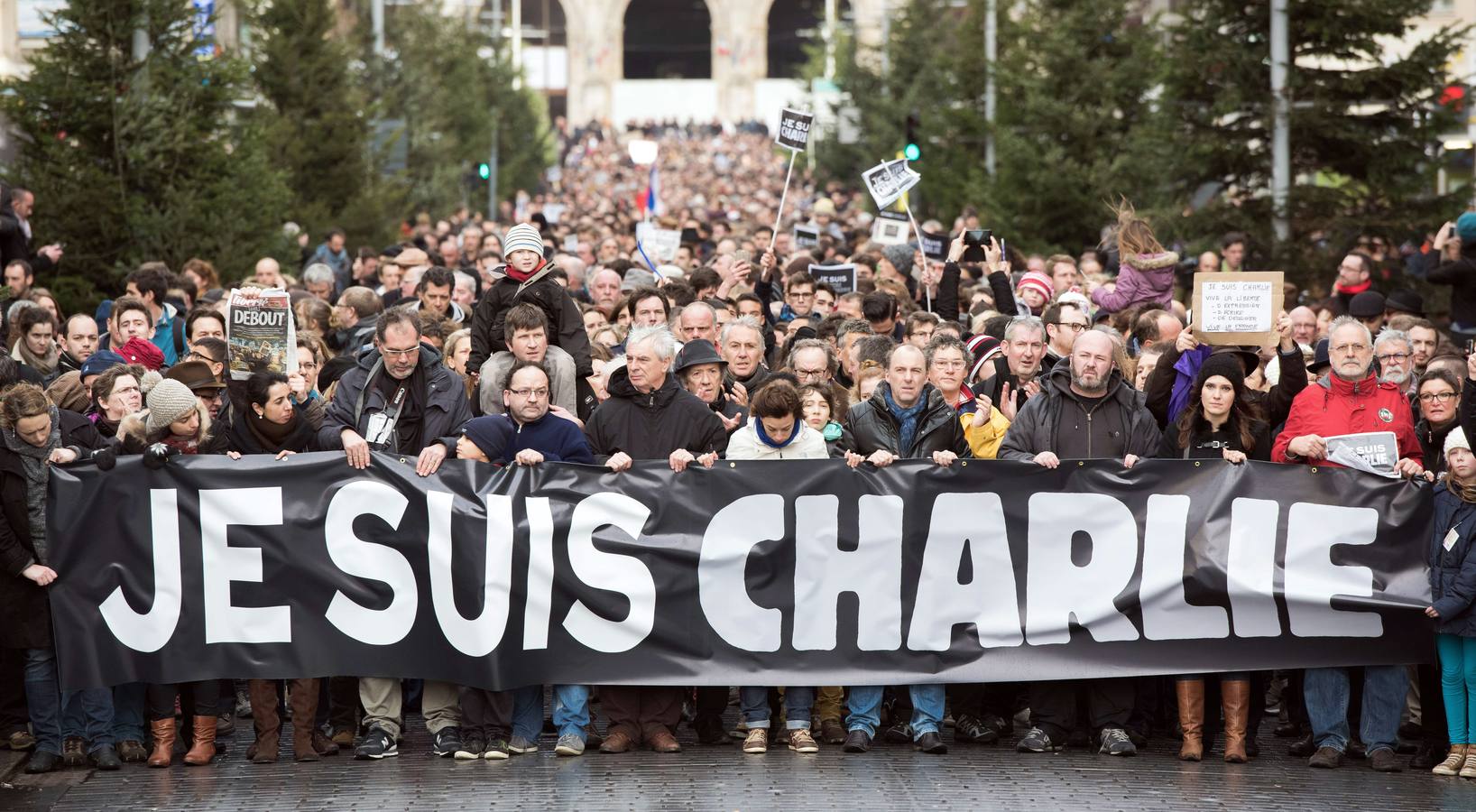 Una marcha silenciosa toma las calles de Francia