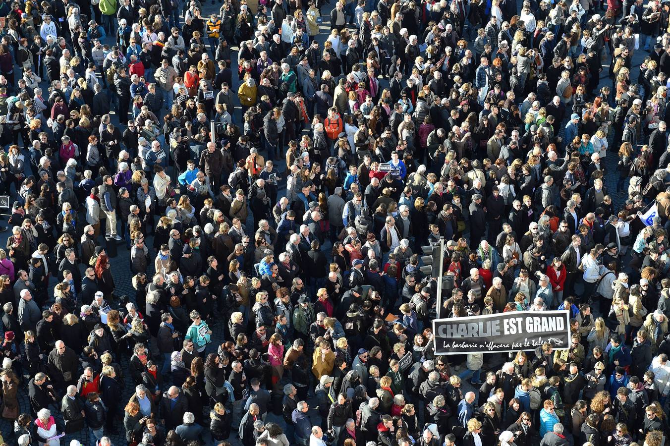 Una marcha silenciosa toma las calles de Francia