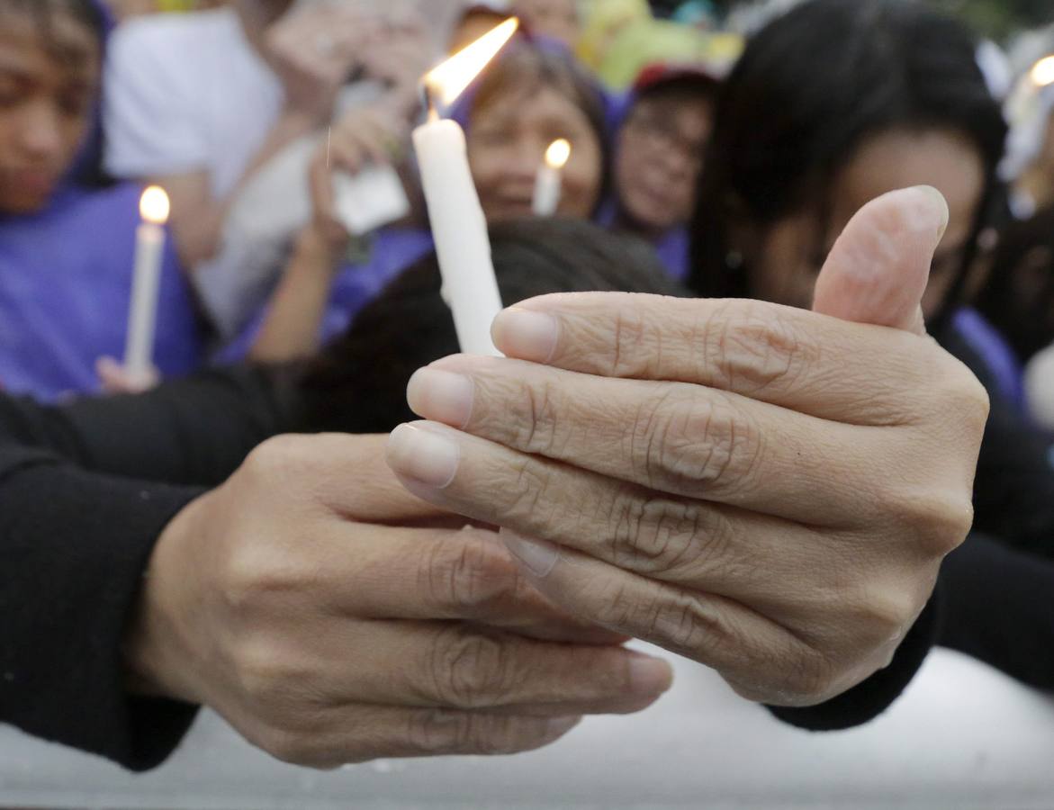 También durante el trayecto que le llevaba desde la zona de la misa a la nunciatura apostólica, donde se aloja, cientos de miles de fieles aguardaron con paciencia durante horas para ver pasar el papamóvil.