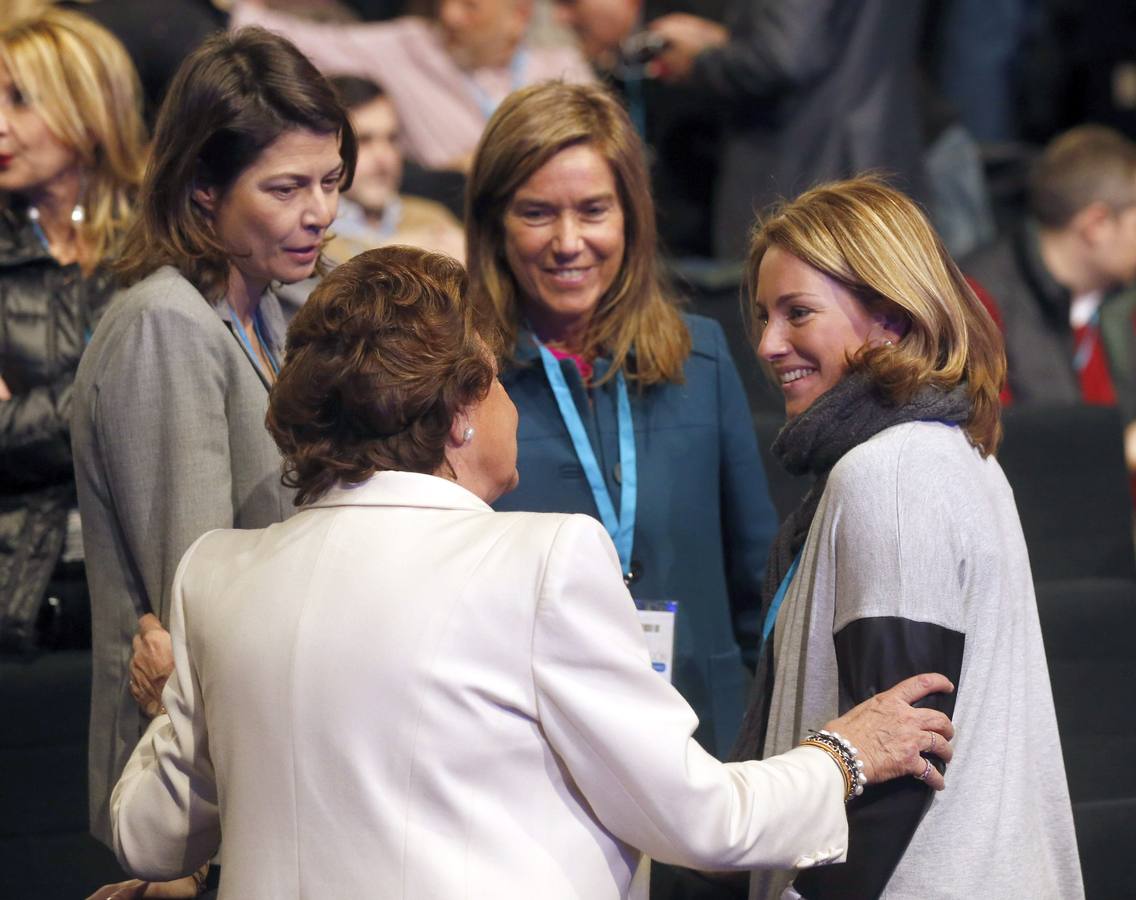 La alcaldesa de Valencia, Rita Barberá (i, de espaldas), conversa con la presidenta del PP vasco, Arantxa Quiroga (d), la exministra de Sanidad, Ana Mato (c), y la consejera de Educación de la Comunidad de Madrid, Lucía Figar (i).