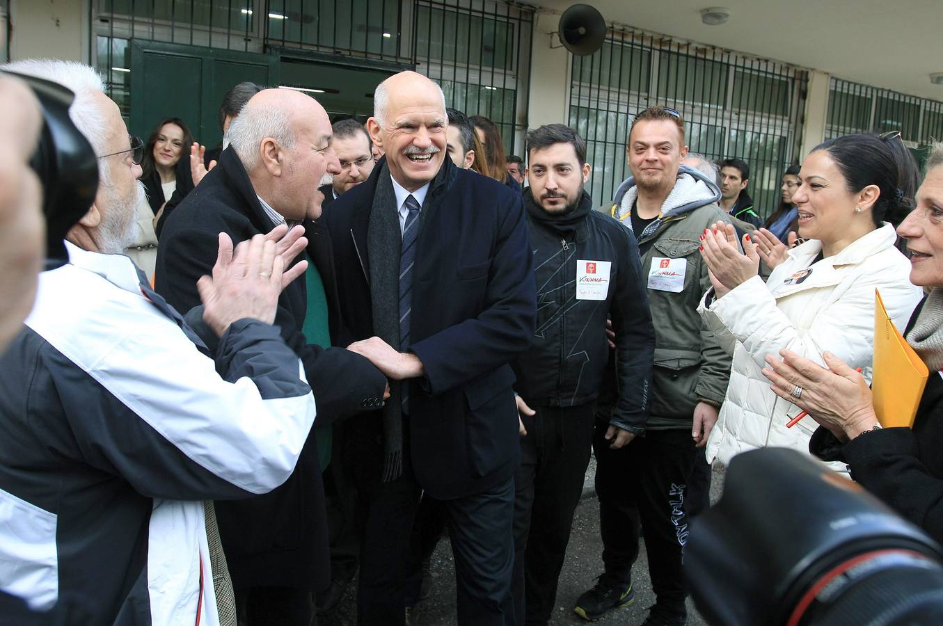 El presidente del Movimiento Socialista Panhelénico y ex primer ministro griego, Yorgos Papandreu, sale de un colegio electoral.