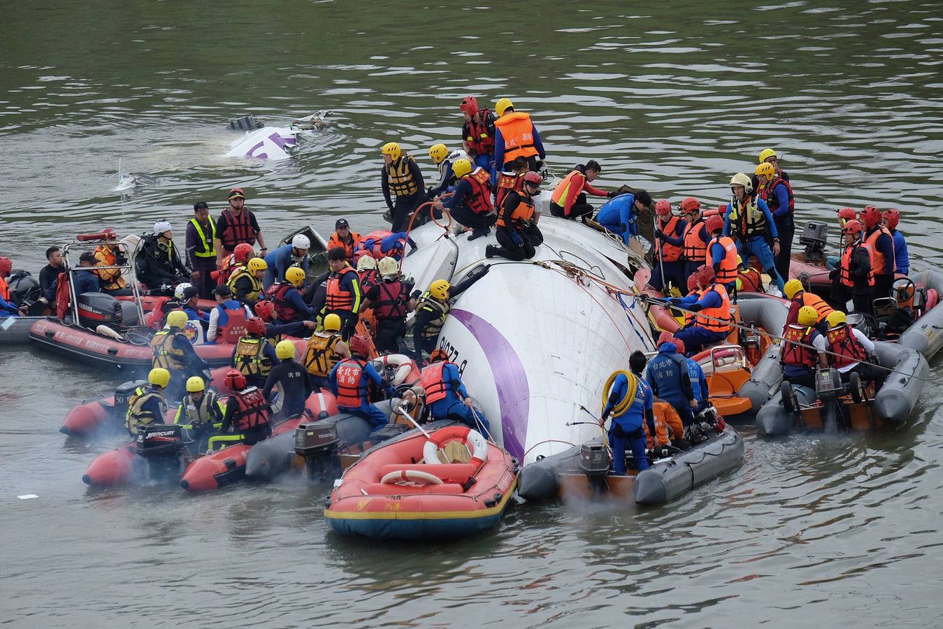 Se estrella un avión con 58 ocupantes en un río de Taiwán. El avión, un ATR-72, cubría el trayecto entre Taipei y Jinmen y se precipitó al río Jilong tras golpear un viaducto. Los servicios de emergencias trabajn en el lugar del impacto buscando supervivientes y atendiendo a los heridos.