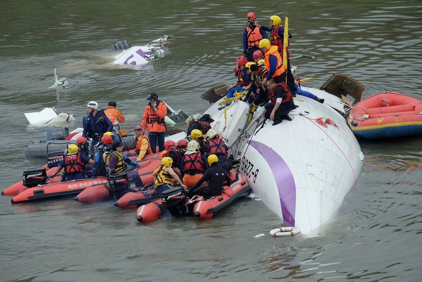 Se estrella un avión con 58 ocupantes en un río de Taiwán. El avión, un ATR-72, cubría el trayecto entre Taipei y Jinmen y se precipitó al río Jilong tras golpear un viaducto. Los servicios de emergencias trabajn en el lugar del impacto buscando supervivientes y atendiendo a los heridos.