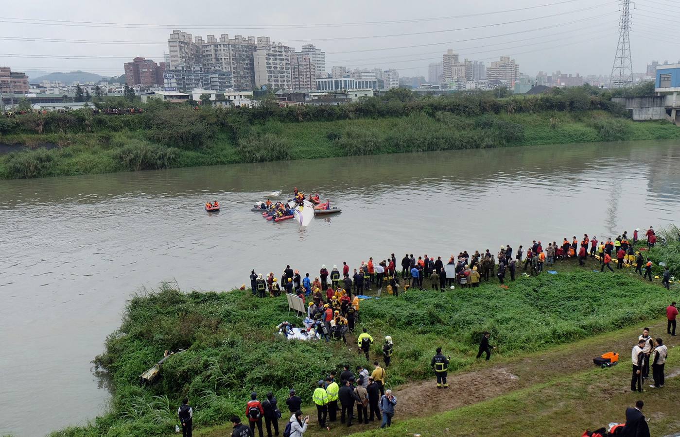 Se estrella un avión con 58 ocupantes en un río de Taiwán. El avión, un ATR-72, cubría el trayecto entre Taipei y Jinmen y se precipitó al río Jilong tras golpear un viaducto. Los servicios de emergencias trabajn en el lugar del impacto buscando supervivientes y atendiendo a los heridos.