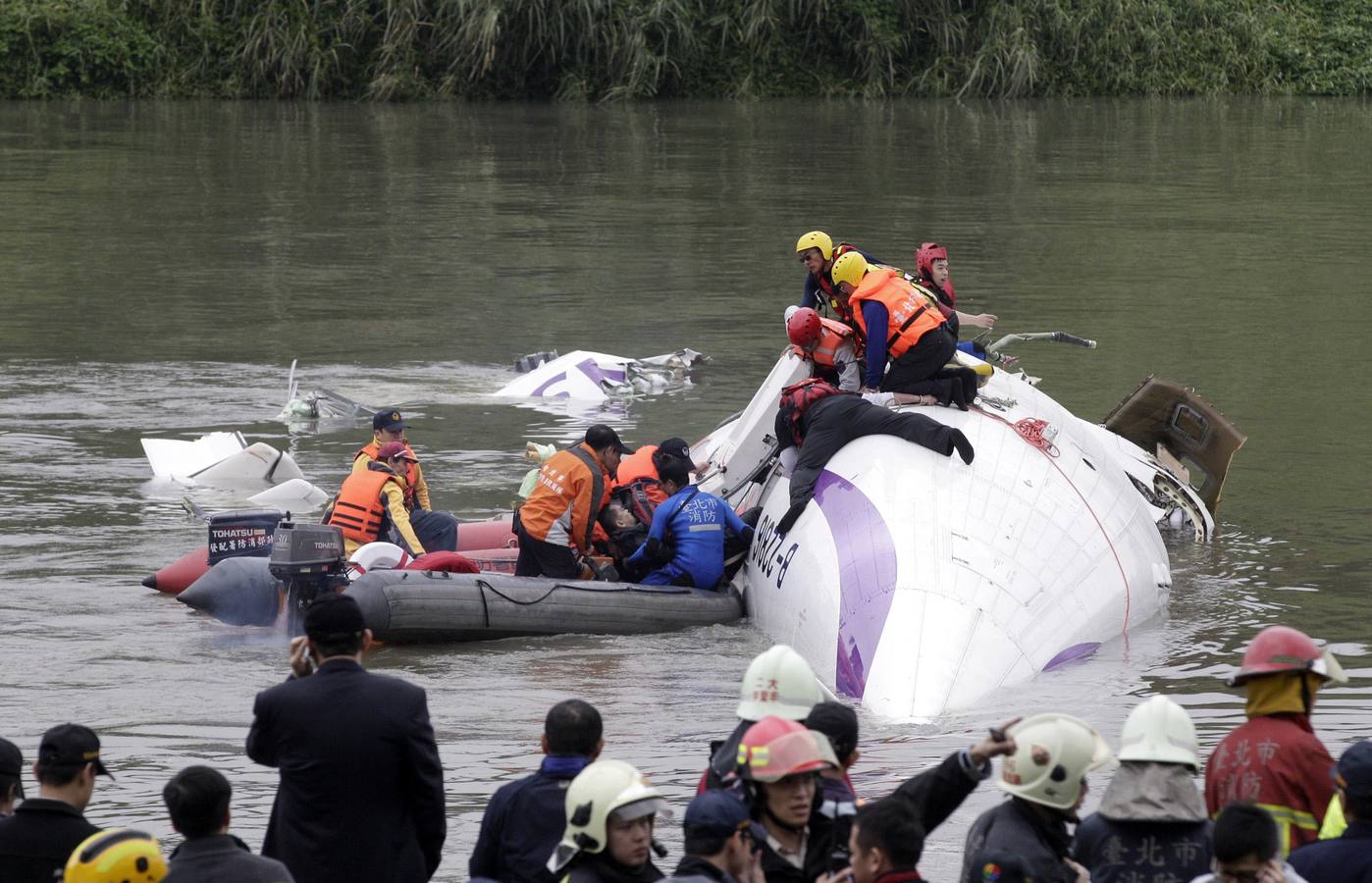 Se estrella un avión con 58 ocupantes en un río de Taiwán. El avión, un ATR-72, cubría el trayecto entre Taipei y Jinmen y se precipitó al río Jilong tras golpear un viaducto. Los servicios de emergencias trabajn en el lugar del impacto buscando supervivientes y atendiendo a los heridos.