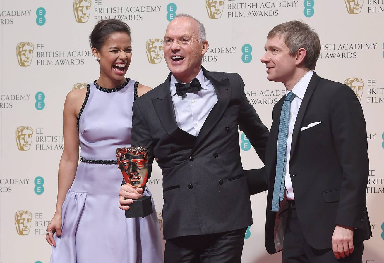 El actor Michael Keaton (c) con los presentadores Gugu Mbatha-Raw (i) y Martin Freeman.