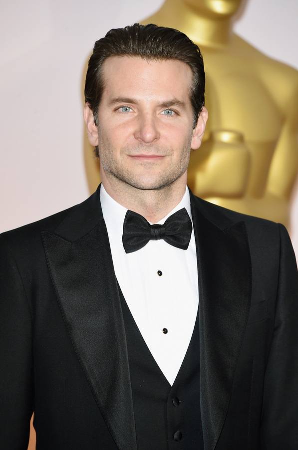 Bradley Cooper, candidato a mejor actor por su papel en 'El francotirador', posa a su llegada al Dolby Theatre de Los Ángeles.