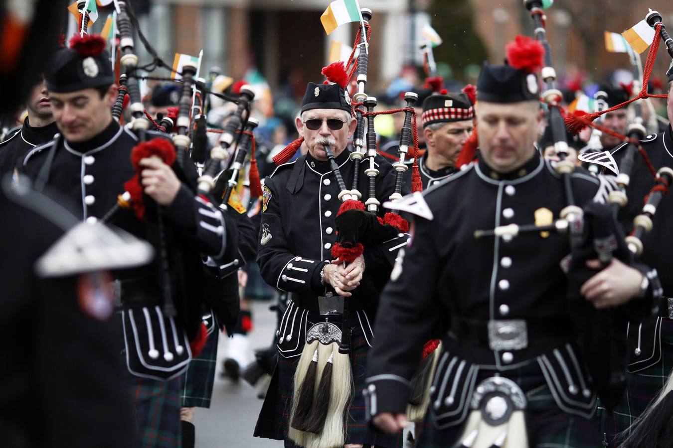 Los elementos tradicionales del floclore irlandés inundan las calles de Boston.