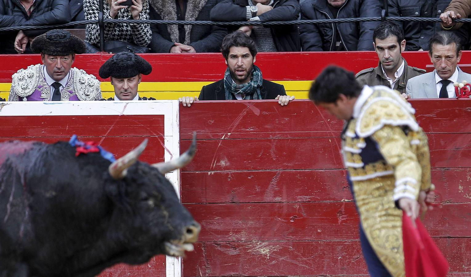 Cayetano Rivera, hermano de Francisco Rivera "Paquirri", sigue la faena de su hermano a uno de los toros de Zalduendo en la sexta corrida de la Feria de Fallas.