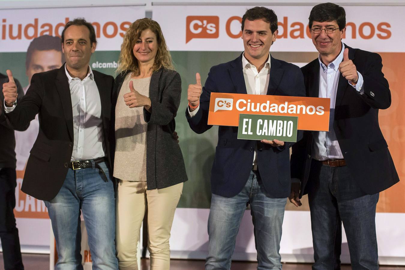 Albert Rivera y "las cañas de pescar" en Málaga. El presidente de Ciudadanos, Albert Rivera, visitaba Málaga donde aseguraba que cuando su partido llegara al gobierno andaluz iba "a enseñar a pescar o a dejar que la gente tenga su caña de pescar", pero no quiere "repartir pescado".