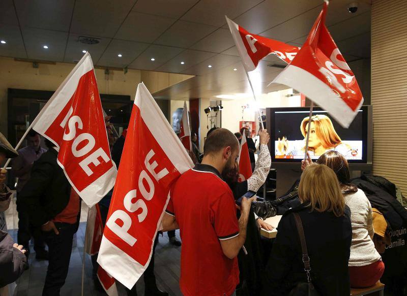 Ambiente en la sede nacional del PSOE durante el recuento de las elecciones andaluzas.