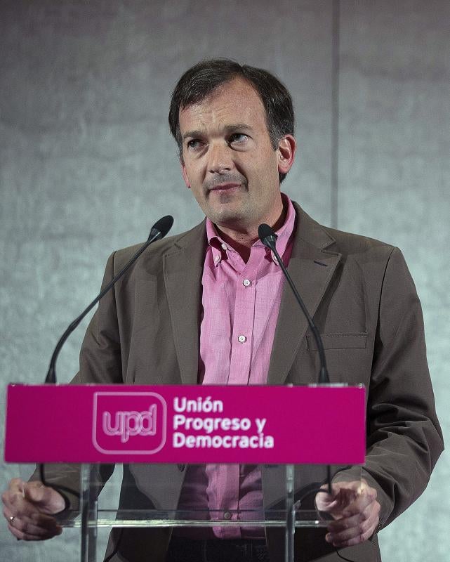 El candidato a la presidencia de la Junta por UPyD, Martín de la Herrán, durante su intervención esta noche en Málaga, tras conocer los resultados de las elecciones autonómicas de Andalucía.