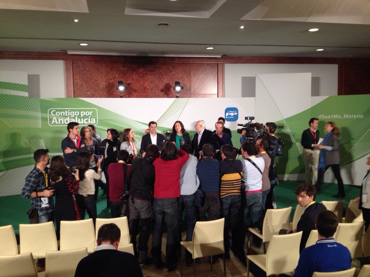 Juanma Moreno se dispone a dar la rueda de prensa después del escrutinio.