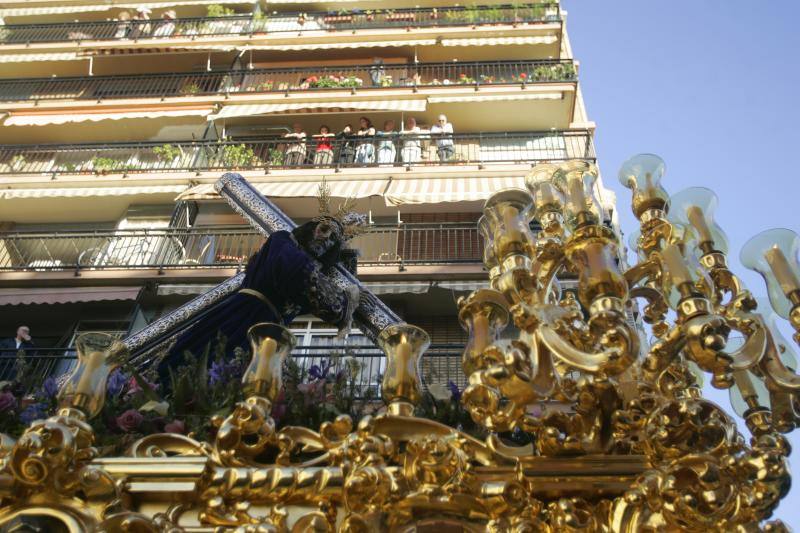 El Rico libera al preso y procesiona por Málaga