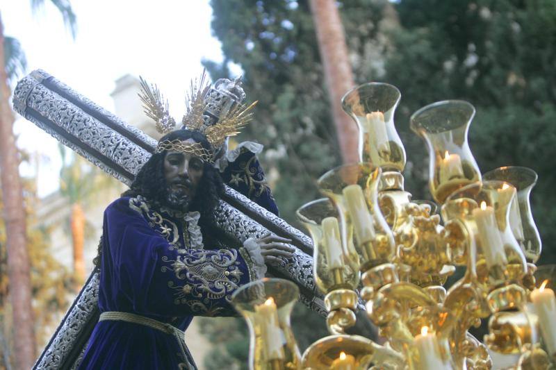 El Rico libera al preso y procesiona por Málaga