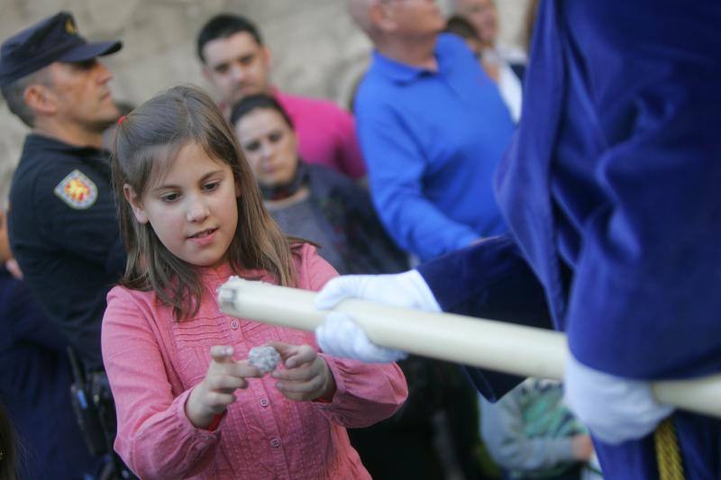 El Rico libera al preso y procesiona por Málaga