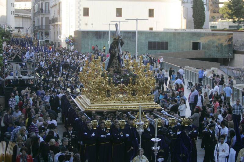 El Rico libera al preso y procesiona por Málaga