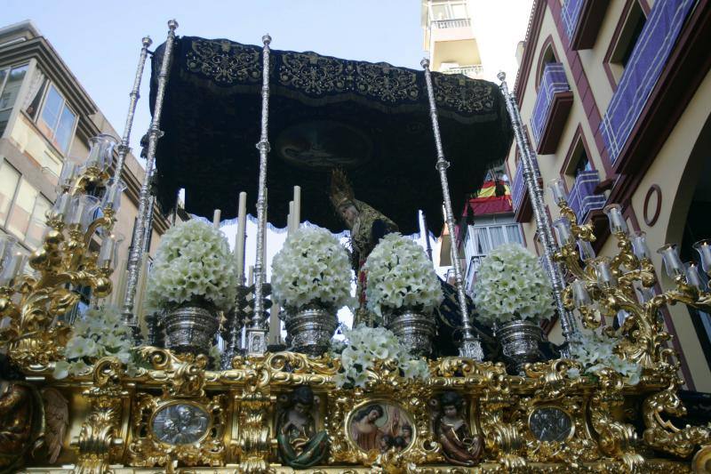 El Rico libera al preso y procesiona por Málaga