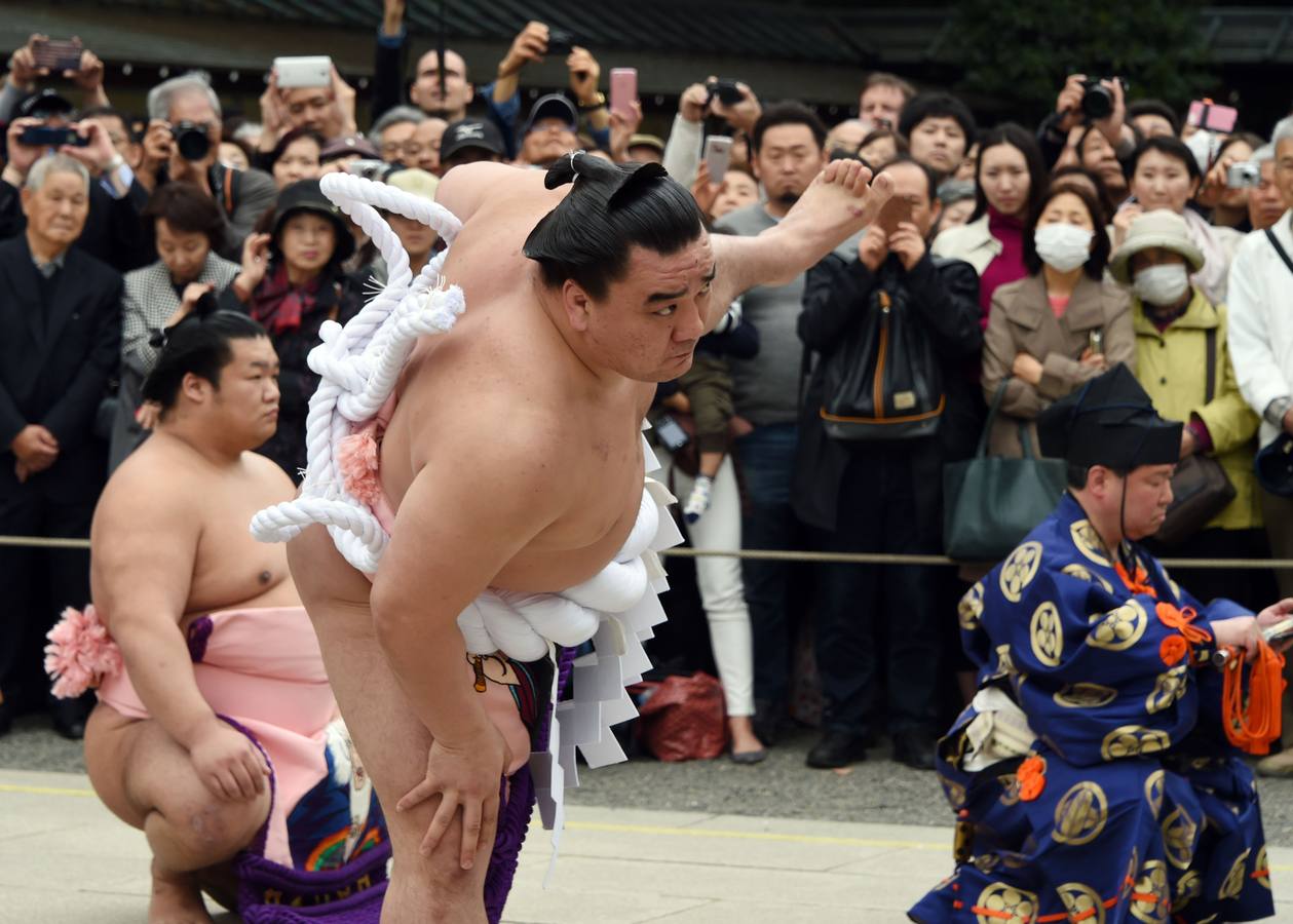 Luchadores de sumo participan en una exhibición anual en el santuario Yasukuni de Tokio