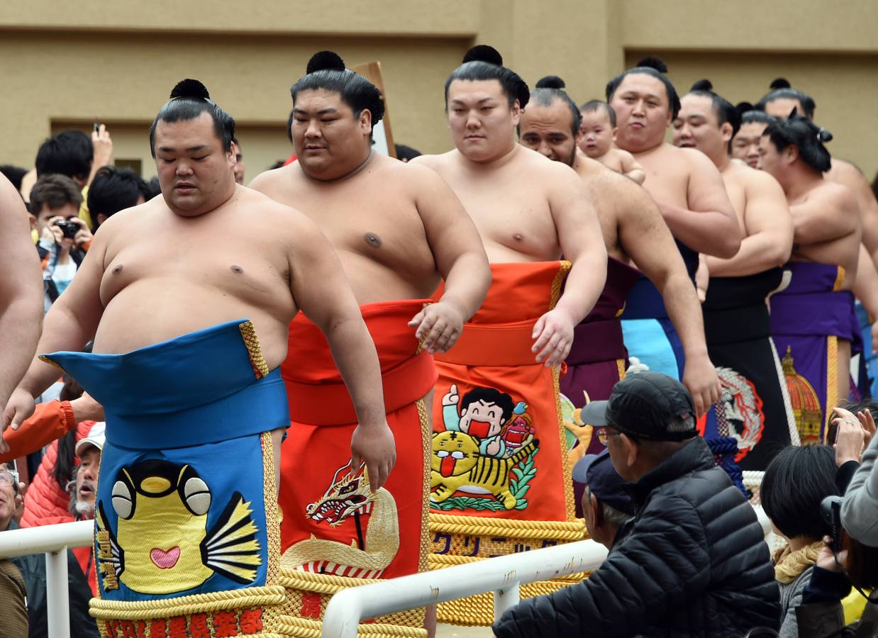 Luchadores de sumo participan en una exhibición anual en el santuario Yasukuni de Tokio