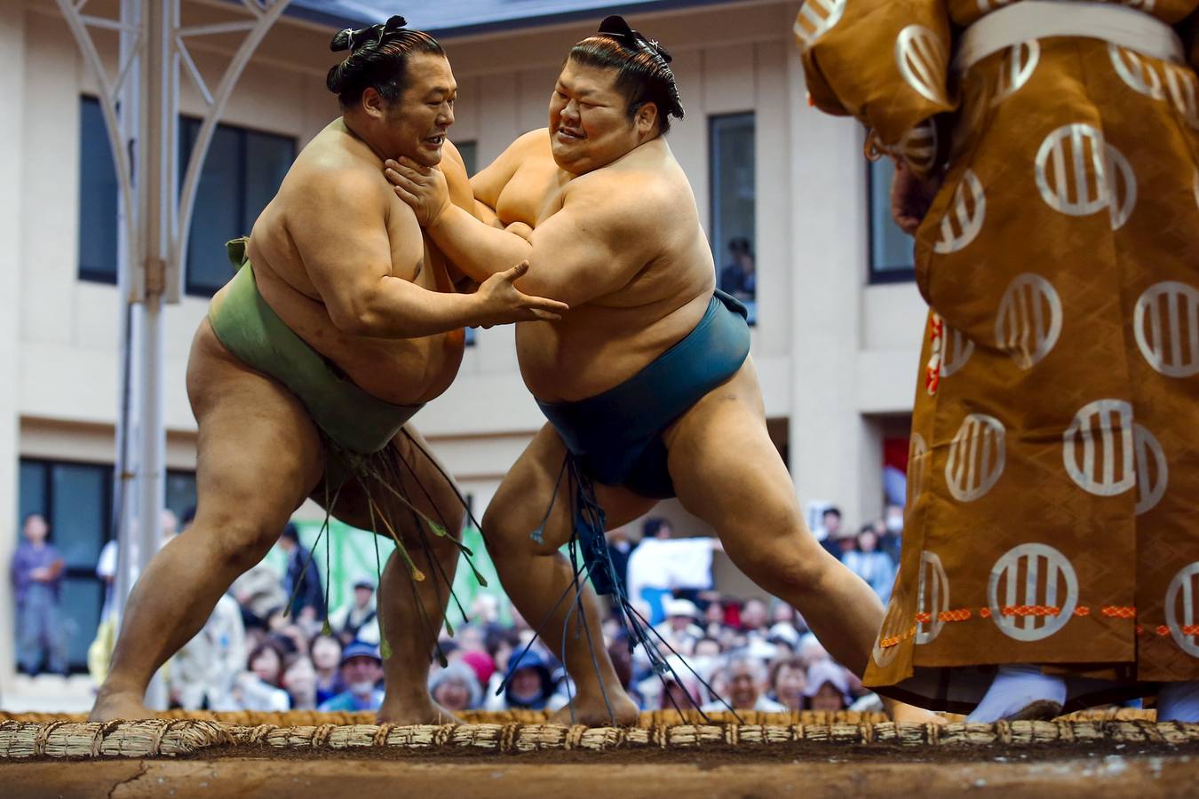 Luchadores de sumo participan en una exhibición anual en el santuario Yasukuni de Tokio