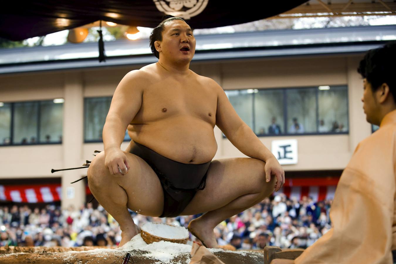 Luchadores de sumo participan en una exhibición anual en el santuario Yasukuni de Tokio