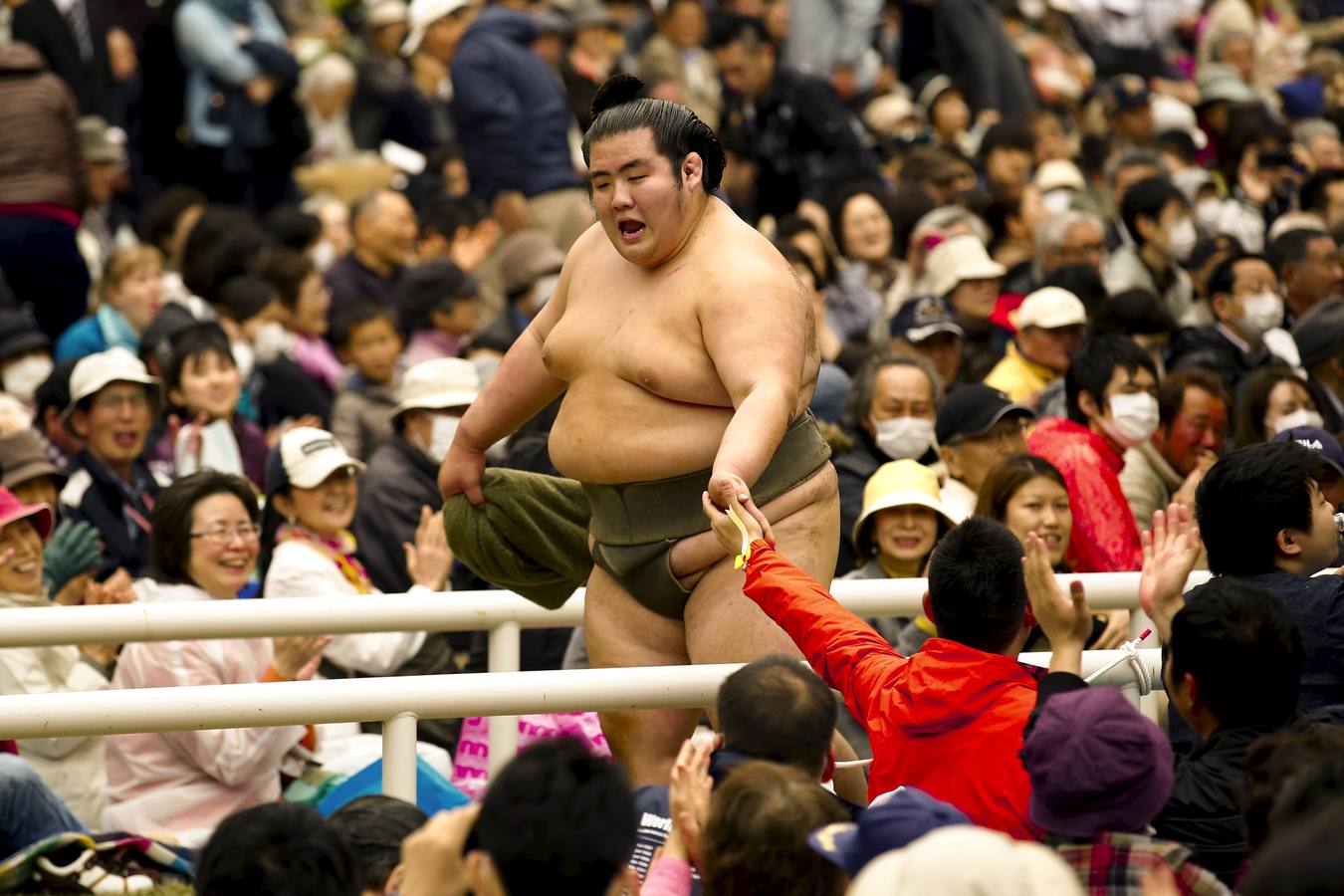 Luchadores de sumo participan en una exhibición anual en el santuario Yasukuni de Tokio