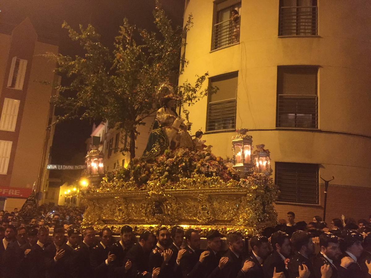 La Divina Pastora procesiona por Málaga