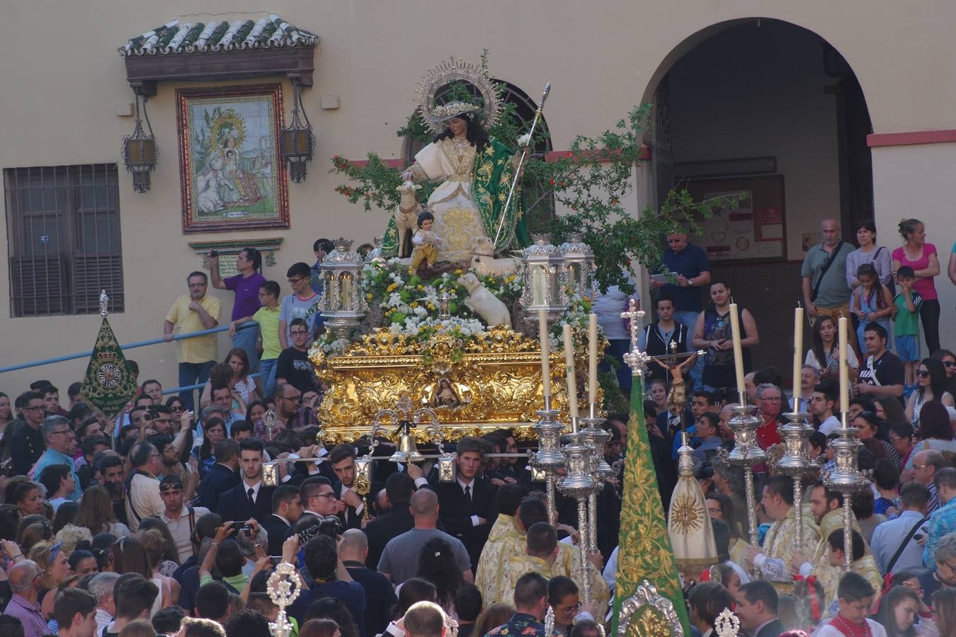 La Divina Pastora es seguida por cientos de personas en su procesión anual