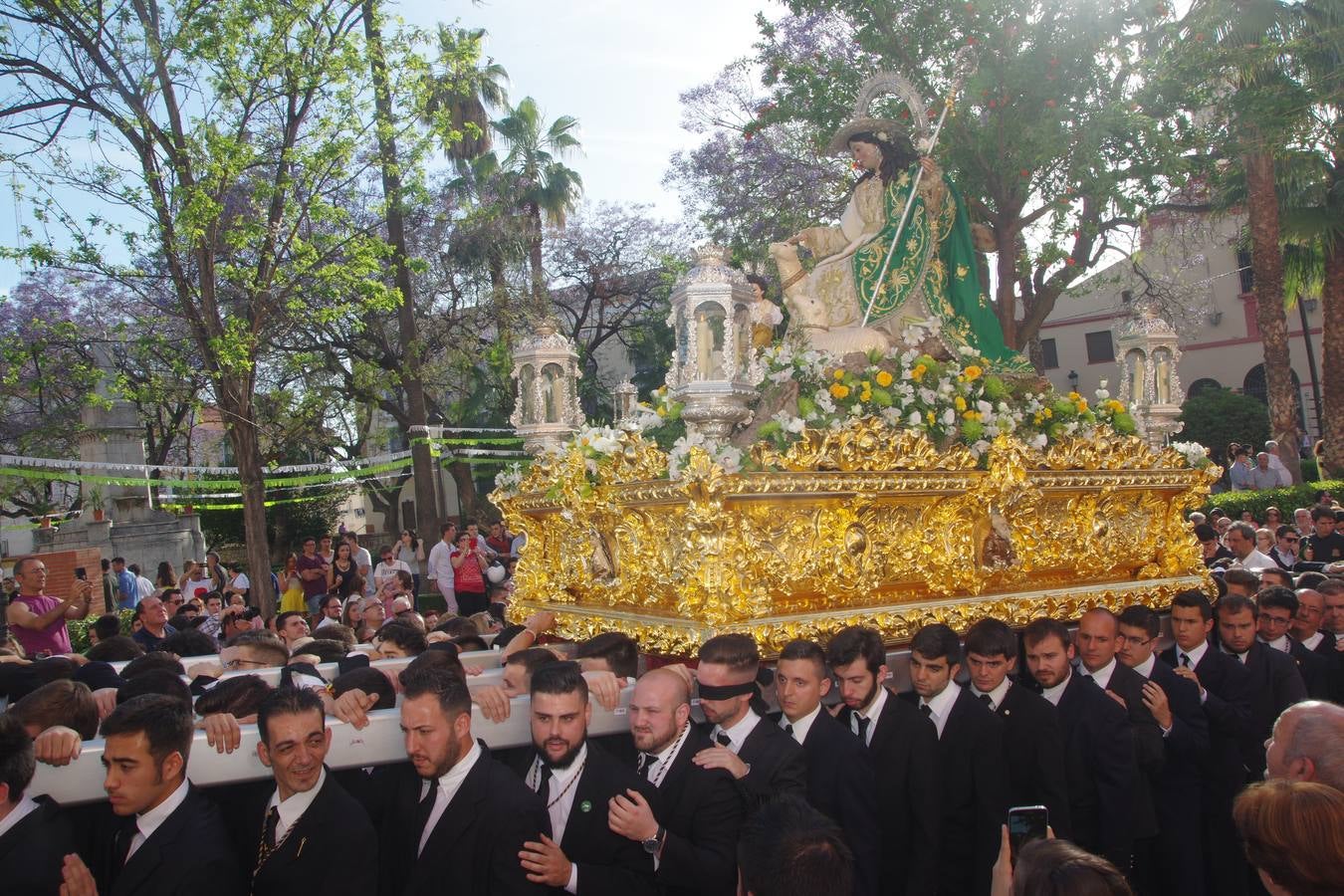 La Divina Pastora es seguida por cientos de personas en su procesión anual