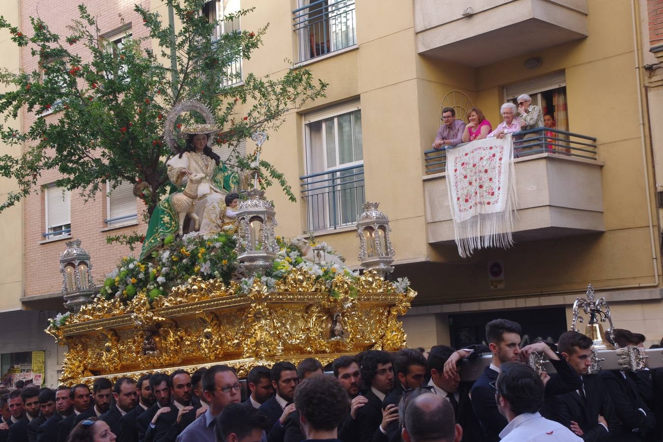 La Divina Pastora es seguida por cientos de personas en su procesión anual