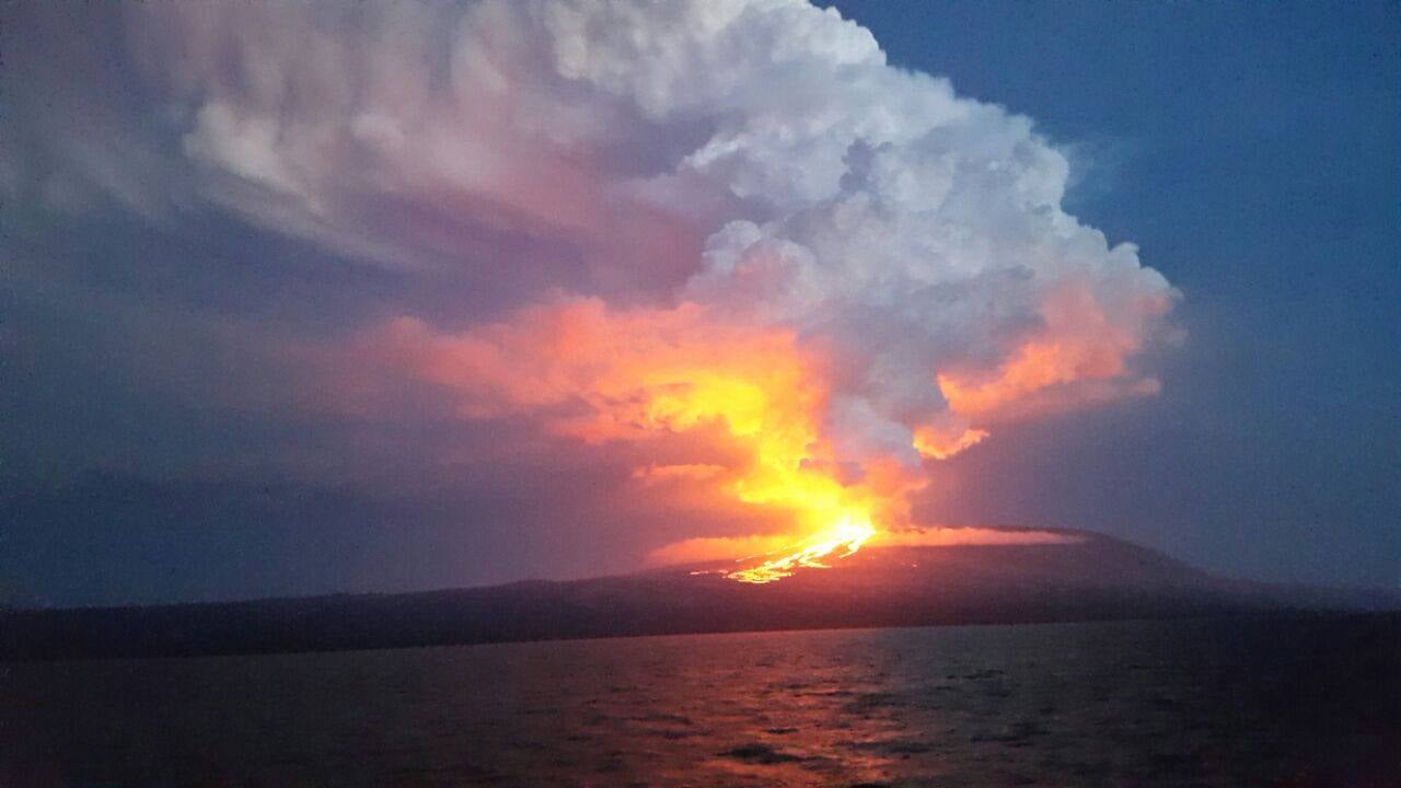 Las imágenes del volcán Wolf en erupción