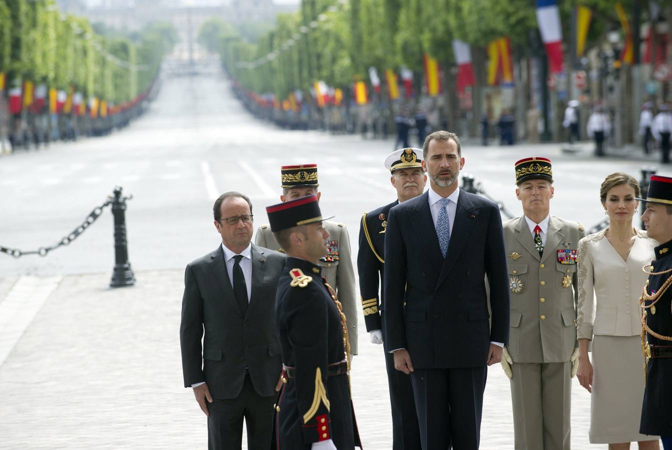 Bienvenida a los reyes en el Arco del Triunfo, donde se celebró una ceremonia en homenaje al soldado desconocido.