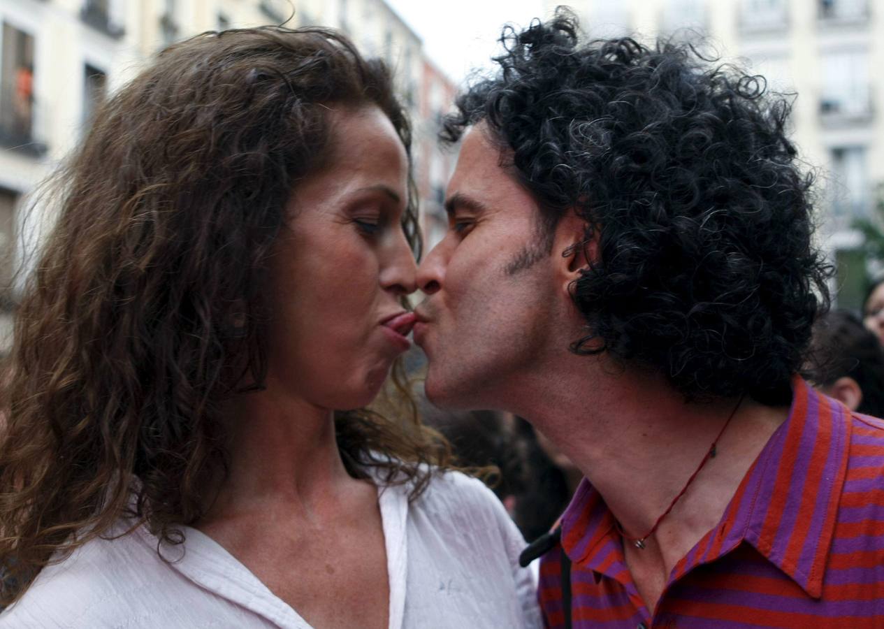 Zerolo y la actriz transexual Carla Antonelli se besan durante el pregón de las fiestas Madrid Orgullo.