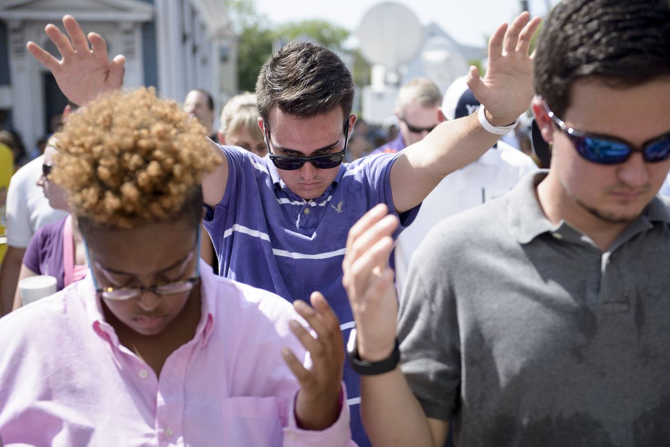 Multitudinaria ceremonia en la iglesia de Charleston, tras la matanza