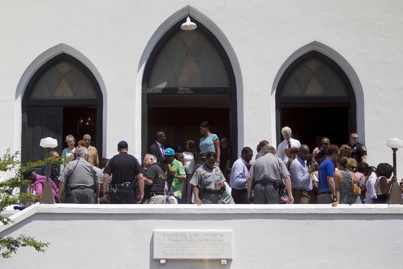 Multitudinaria ceremonia en la iglesia de Charleston, tras la matanza