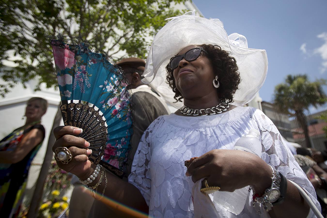 Multitudinaria ceremonia en la iglesia de Charleston, tras la matanza