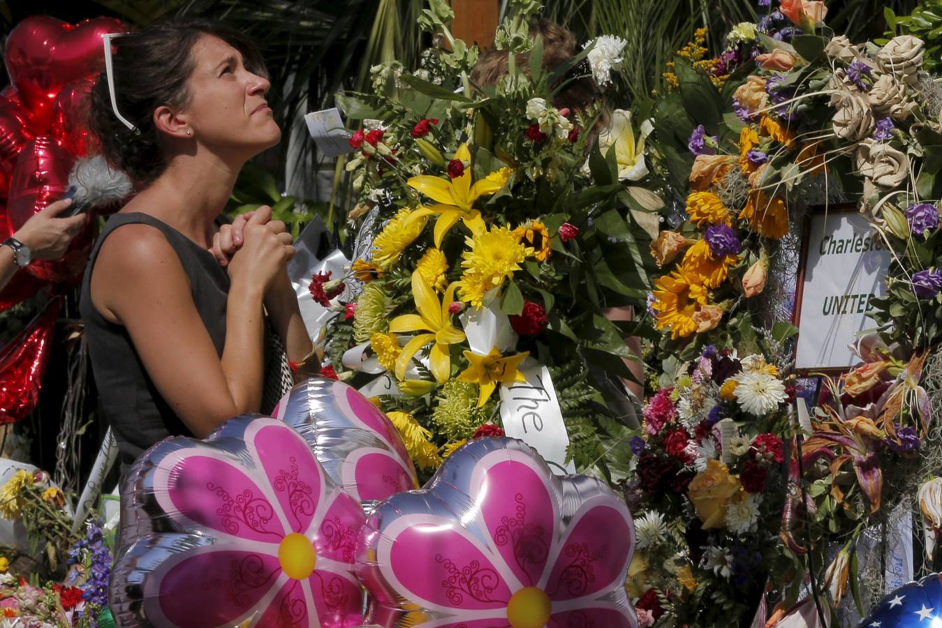 Multitudinaria ceremonia en la iglesia de Charleston, tras la matanza