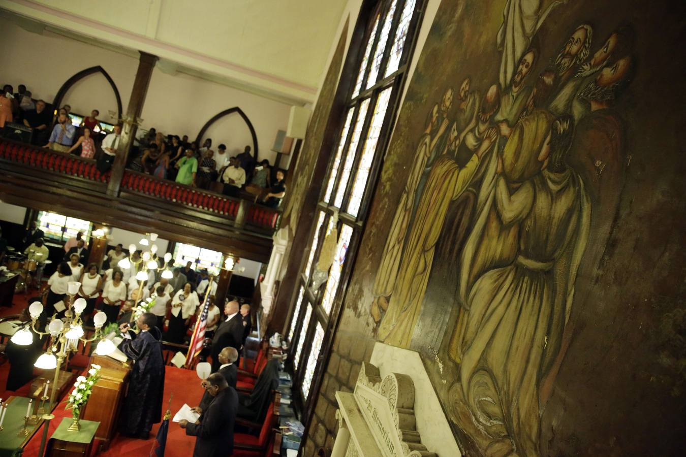 Multitudinaria ceremonia en la iglesia de Charleston, tras la matanza