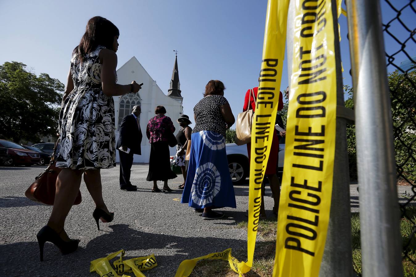 Multitudinaria ceremonia en la iglesia de Charleston, tras la matanza